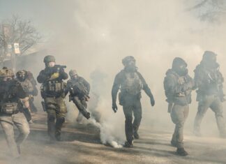 Технологічна галузь розділена, оскільки лідери залицяються до Трампа, а працівники протестують проти федеральних заходів